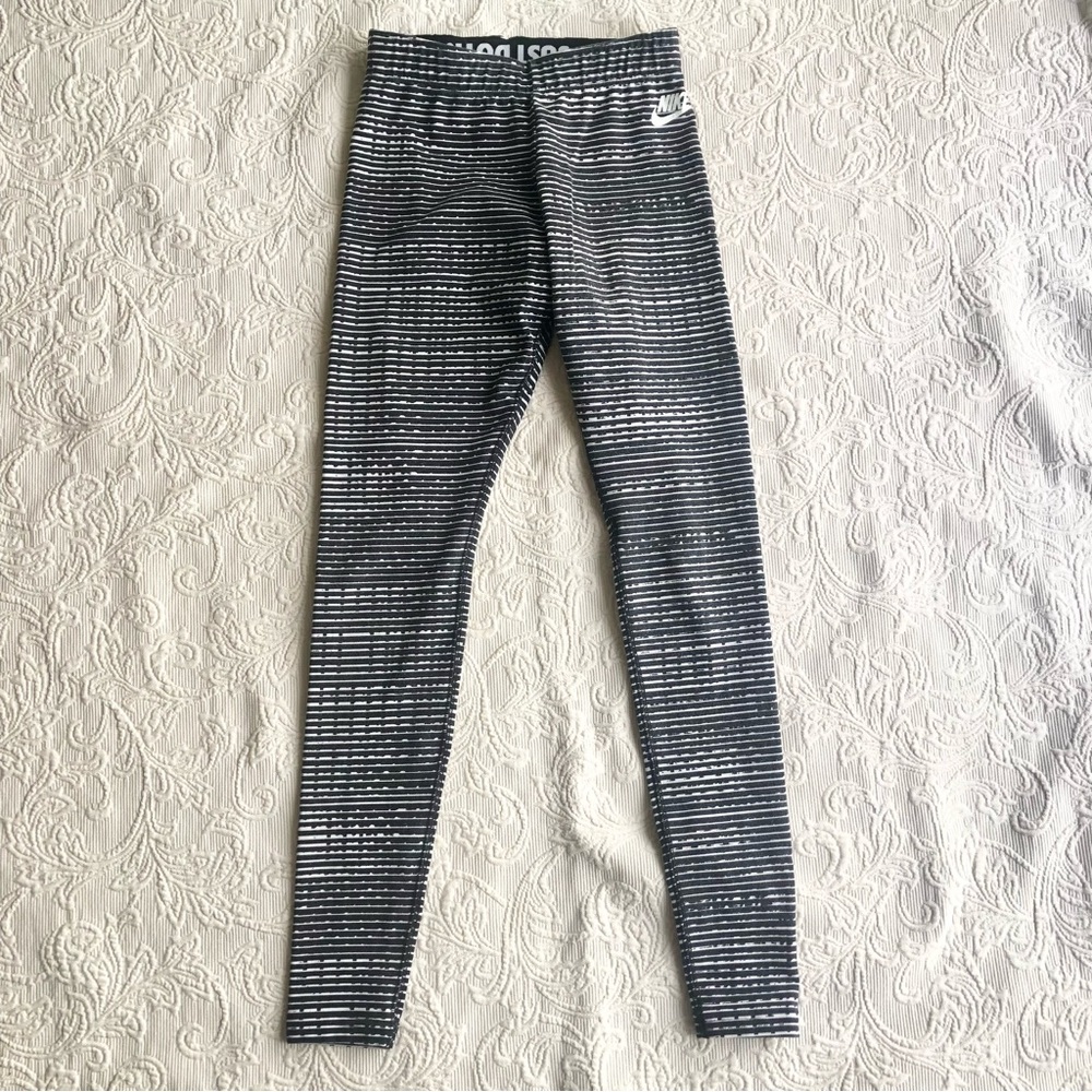 Nike Black/White Striped Elastic Pull On Stretchy Athleisure Leggings